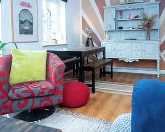 Avalon Sunrise our enchanting Glastonbury cottage - Glastonbury - Living room