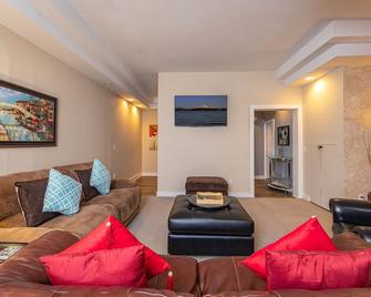 High-end Downtown Yakima Condo in Historic Building, Walk to Food and Drink - Yakima - Living room