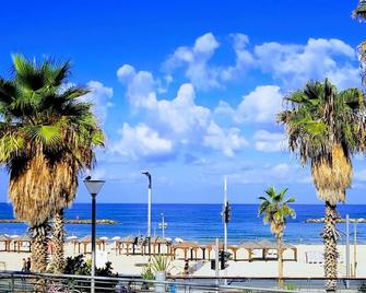 Central Hotel - Tel Aviv - Beach