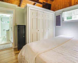 Breathtaking Newbury Cottage w/ Deck on Chalk Pond - Newbury