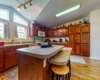 Sunshine House - Astor - Kitchen