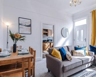 Beautiful Pontefract House w/ Parking Sleeps 12 by PureStay - Pontefract - Living room