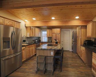 Cozy apartment centrally located in Crescent Lake! - Crescent Lake - Kitchen