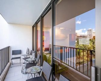 Just Remodeled Ocean View Waikiki Banyan Penthouse! Free Parking! (13710) - הונולולו - מרפסת
