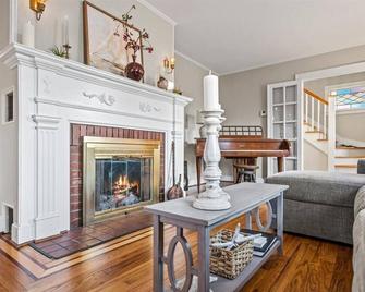 Charming beach home, complete with pool & cozy guest house! - Clinton - Living room