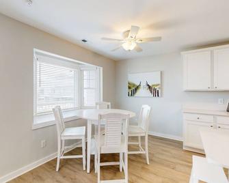 Dog-friendly twnhse near beach; shared outdoor pool, decks, w/d, AC - Buxton - Salle à manger