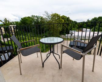 Shome Hotel Graz I Self-Check-In I Free Parking - Graz - Balcón