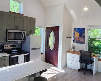 Welcome Home! Cozy, comfortable, quiet, secluded, private, beautiful. - Greenville - Kuchyň