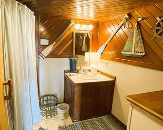 Historic Sadie's Log Cabin - Mc Gregor - Bathroom