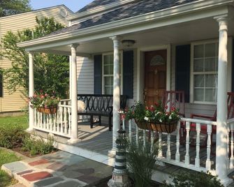 Family Friendly, Beach Themed Cottage - Chalker Beach - Old Saybrook - Patio