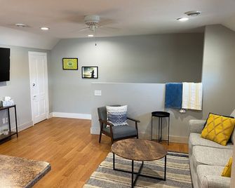 Unique Apartment above Lake Time Brewery in Downtown Clear Lake - Clear Lake - Obývací pokoj