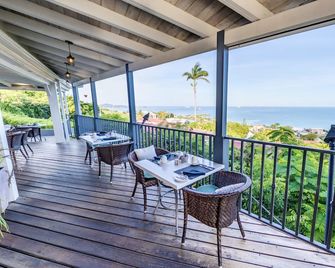 Trade Winds Hotel - Cedar Grove - Varanda