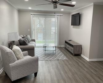 Brand New Apartment 1bd/1bth unit w/ washer - Madisonville - Obývací pokoj