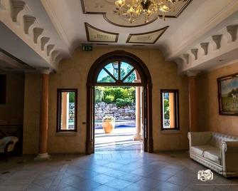 Hotel Castello Torre in Pietra - Pietradefusi