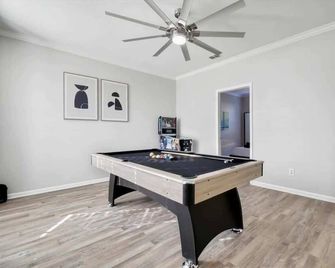 Lewisville Estate - Spacious 5BR w Game Room - Lewisville