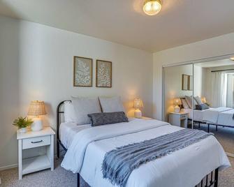 Thatcher Home w/ Fenced Backyard: 3 Mi to Downtown - Thatcher - Bedroom