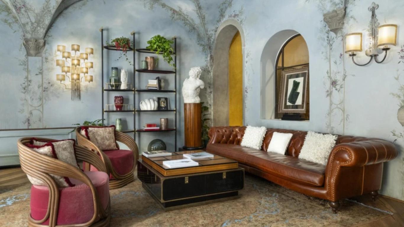 J And J Historic House Hotel