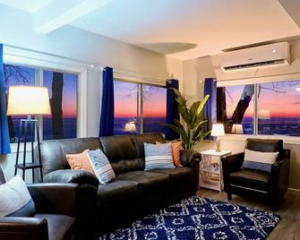 2br Lakefront Cabin, Sandy Beach, Kayaks, Docks, Hammock Chairs & Firepit - Isle - Sala de estar
