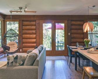 Family Lake Access Chalet w/ Spa - Lac-Supérieur - Living room