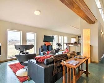 Private Fairplay Home w/ Fishing Pond & Mtn Views! - Fairplay - Wohnzimmer
