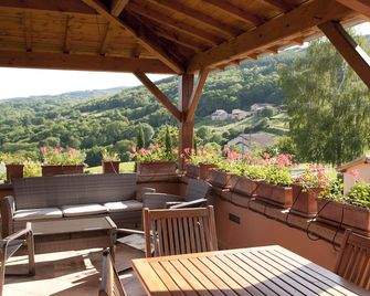 Vergecosse - La Roche 5 Bedroom Farmhouse With Terrace & Access to a Shared Pool - Davayé - Balcón
