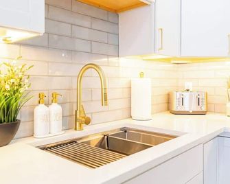 Luxury 2 Bed 2 Bath East Boston - בוסטון - מטבח