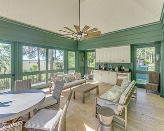 3-BR Dogtrot Cottage w/ dock, pool, & private firepit on Emma's Driftwood Farm - Darien - Restaurant