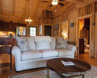 Pinhoti Ridge Retreat Cabin 1, Pinhoti Path - Talladega - Living room
