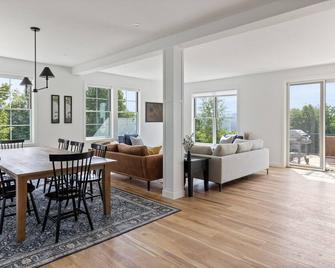Centrally Located w/ easy access to Stowe and MRV - Waterbury Center - Living room