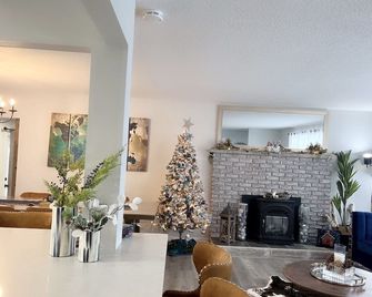 Luxury retreat-King Beds- Game Room- Hot Tub-Private Beach Access - Lambton Shores - Lobby