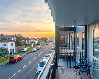 Modern 3Bdr 2bath Apartment Beach Golf Shops Relax - Paraparaumu Beach - Balcony
