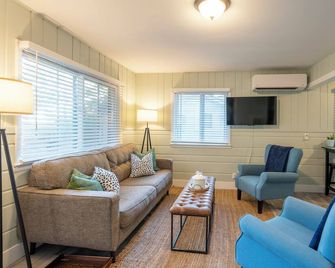 Scenic Drive Resort - Cabin #3 - Muskegon - Living room