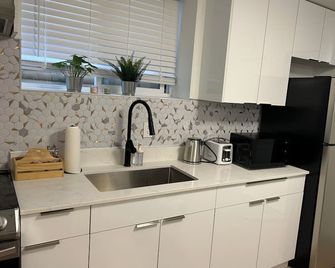 Modern & Cozy 2BR Suite Near Shops & Dining in clayton height - Surrey - Kitchen