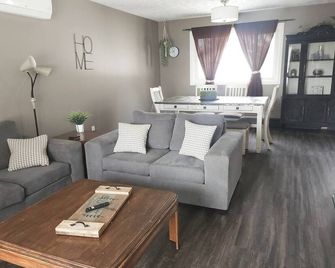 Central Location- Modern Main Level 3brd Home - Sault Ste Marie - Living room