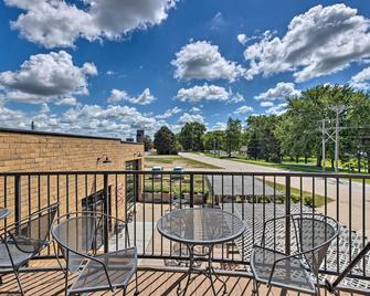 Downtown Yankton Apartment w/ Patio & River View! - Yankton - Balkon