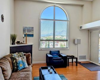 Perfect Beach/Mountain Getaway - Radium Hot Springs - Living room