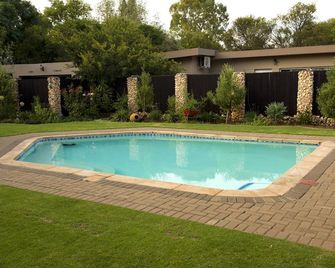 코튼우드 게스트하우스 - 블룸폰테인 - 수영장