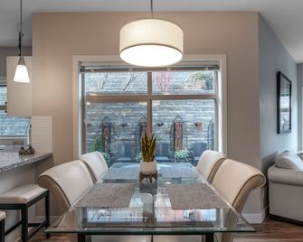 Fabulous Condo at Five Star Resort 209 - Kelowna - Dining room