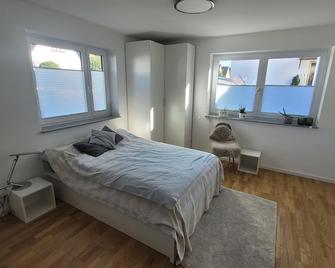 Cozy studio in a quiet residential area near the forest - Bietigheim-Bissingen - Sypialnia
