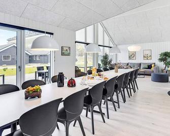 16 person holiday home in Væggerløse - Bøtø By - Comedor