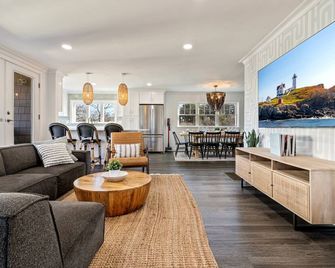 Game Room Home Gym 1 Mile to Beach - York - Living room