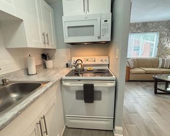 Dolphin Updated Cottage On River - 1 Mile to Beach Kitchen Washer Dryer - Bonita Springs - Kitchen