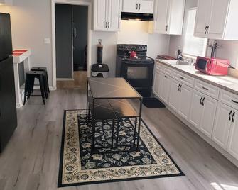 Creek River Homestay-Close to the Base/ Harrisburg/Hershey/Lancaster/Much More!! - New Cumberland - Kitchen