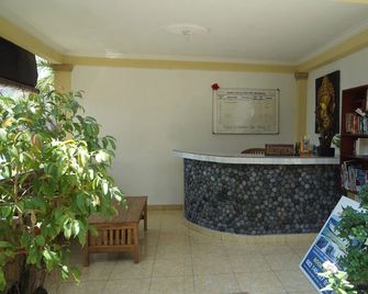 Amed Beach Resort - 阿邦 - 櫃檯