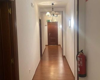 Hostal Julio Cesar - La Virgen del Camino - Flur