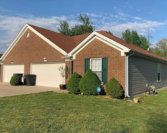 Charming 2-bedroom townhome with High Speed wifi and smart TV’s in Radcliff - Radcliff