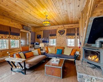 Rustic and Serene Cabin with Great Home Essentials, Close to Skiing - Government Camp - Living room