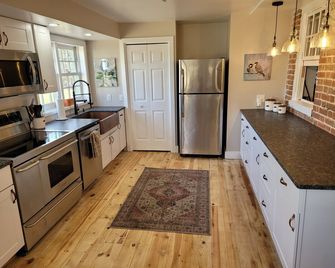 Circa 1700 Chesapeake Colonial home on the National Register. - Stevensville - Kitchen