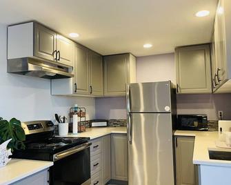 【Private Beach Lake House】- 7mins to SeaTac Airport - SeaTac - Kitchen
