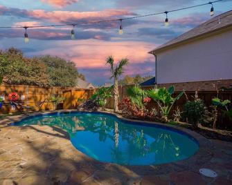 Luxury Holiday Home 5br Hot Tub, Pool & Beautiful Backyard - Grand Prairie - Piscina